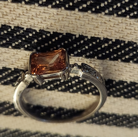 Silver ring with yellow stone Size 8 - Picture 2 of 2